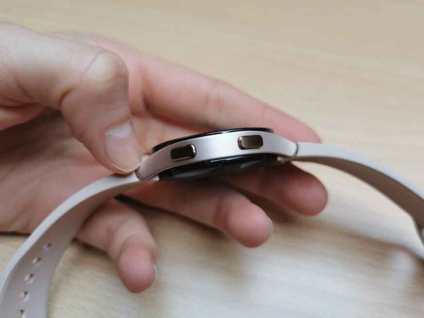 Man sieht die Samsung Galaxy Watch 4 von der Seite